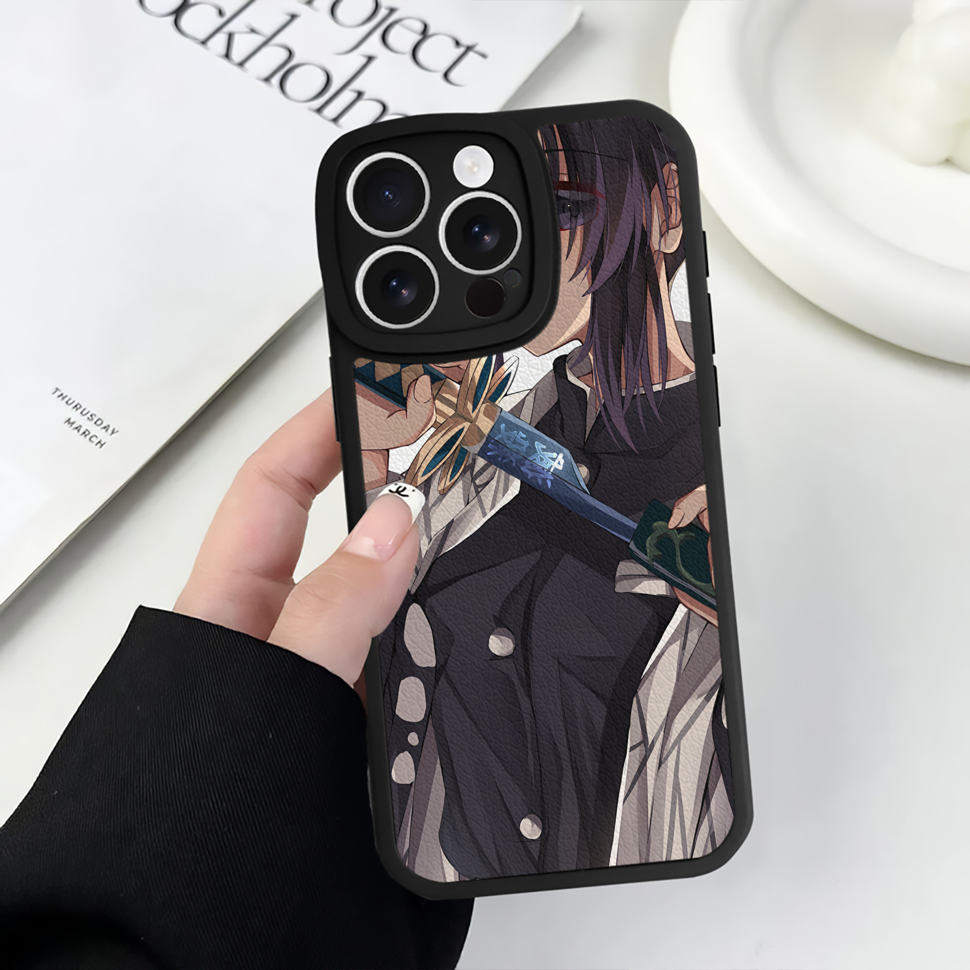 （画像用） 鬼滅の刃（きめつのやいば）蟲柱-胡蝶 しのぶ／こちょう しのぶ Kochou Shinobu 【iPhone 16シリーズ対応】シリコンスマホケース（レザー調） 材質：シリコン